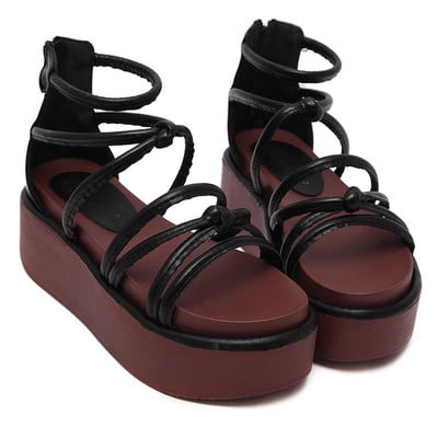 Κομψό κυρίες σανδάλια με λουριά σε μαύρο και βολική πλατφόρμα