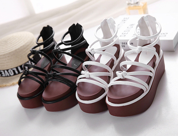 Κομψό κυρίες σανδάλια με λουριά σε μαύρο και βολική πλατφόρμα