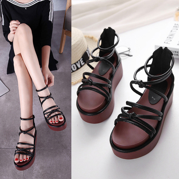 Κομψό κυρίες σανδάλια με λουριά σε μαύρο και βολική πλατφόρμα