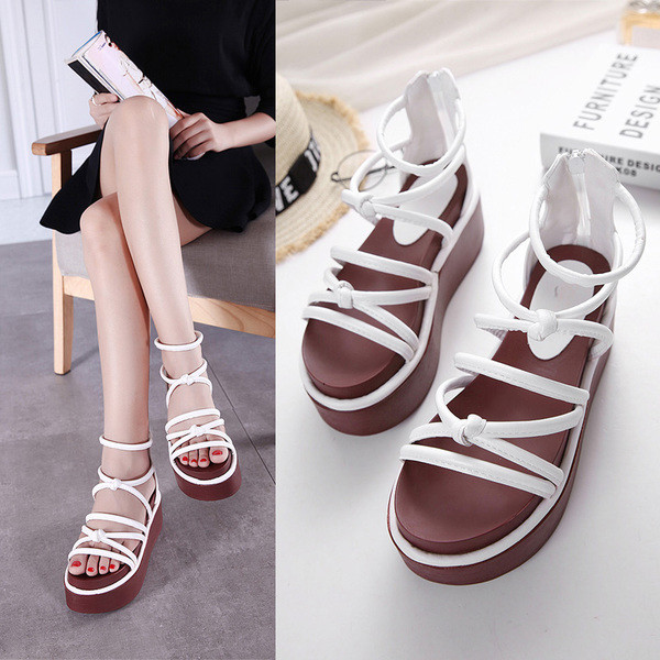 Κομψό κυρίες σανδάλια με λουριά σε μαύρο και βολική πλατφόρμα