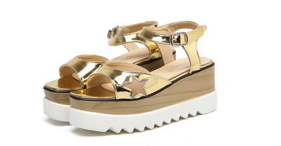 Κομψό κυρίες σανδάλια με άνετη πλατφόρμα και διακόσμηση αστέρι