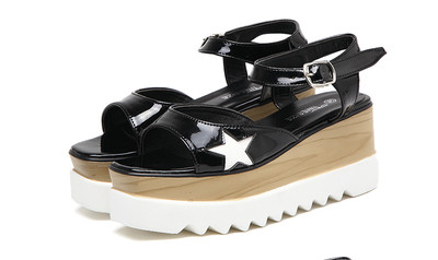 Κομψό κυρίες σανδάλια με άνετη πλατφόρμα και διακόσμηση αστέρι