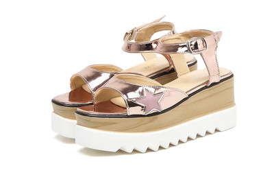 Κομψό κυρίες σανδάλια με άνετη πλατφόρμα και διακόσμηση αστέρι