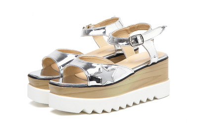 Κομψό κυρίες σανδάλια με άνετη πλατφόρμα και διακόσμηση αστέρι