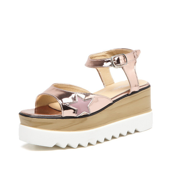 Κομψό κυρίες σανδάλια με άνετη πλατφόρμα και διακόσμηση αστέρι