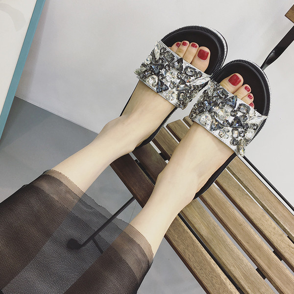 Μοντέρνες γυναικείες παντόφλες με όμορφες πέτρες σε μαύρο και ασημί χρώμα