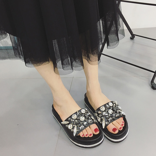 Μοντέρνες γυναικείες παντόφλες με όμορφες πέτρες σε μαύρο και ασημί χρώμα