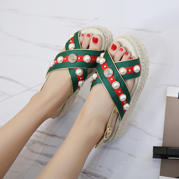 Φρέσκα κυρίες σανδάλια διακοσμημένα με πέρλες