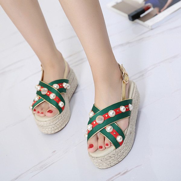 Φρέσκα κυρίες σανδάλια διακοσμημένα με πέρλες