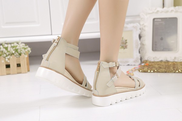 Άνετα γυναικεία σανδάλια με μια μικρή πλατφόρμα σε μαύρο και μπεζ