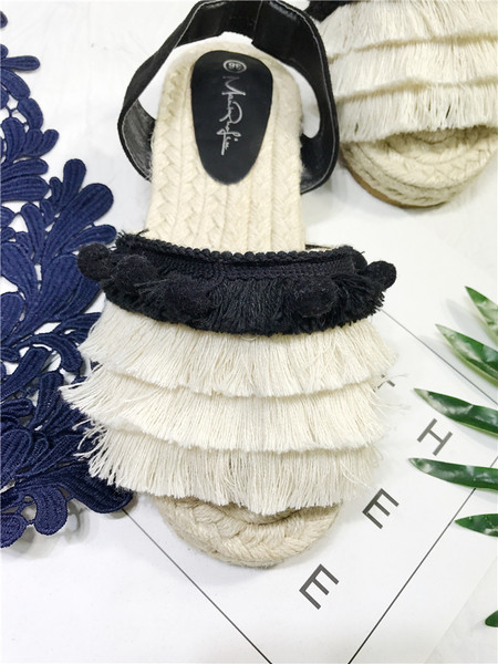 Βοημίας κυρίες σανδάλια με φούντες σε μαύρο και άσπρο