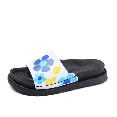 Γυναικείες παντόφλες με μαύρη ανθεκτική σόλα, με διακόσμηση λουλουδιών