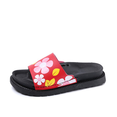 Γυναικείες παντόφλες με μαύρη ανθεκτική σόλα, με διακόσμηση λουλουδιών