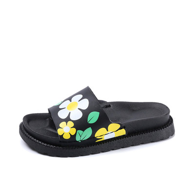 Γυναικείες παντόφλες με μαύρη ανθεκτική σόλα, με διακόσμηση λουλουδιών