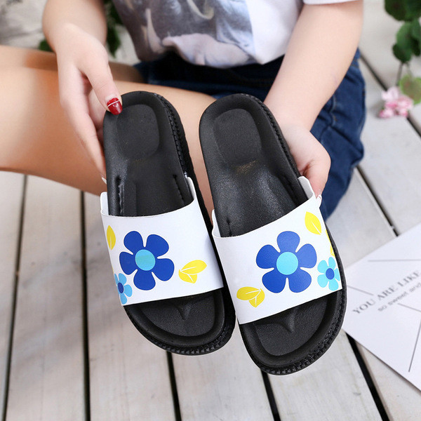 Γυναικείες παντόφλες με μαύρη ανθεκτική σόλα, με διακόσμηση λουλουδιών