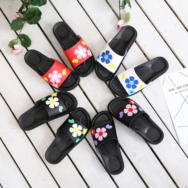 Γυναικείες παντόφλες με μαύρη ανθεκτική σόλα, με διακόσμηση λουλουδιών
