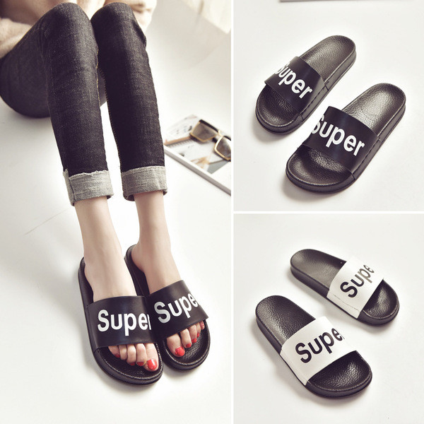 Μοντέρνες Γυναικείες παντόφλες με  γράμματα σε άσπρο και μαύρο χρώμα