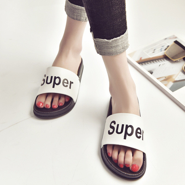Μοντέρνες Γυναικείες παντόφλες με  γράμματα σε άσπρο και μαύρο χρώμα