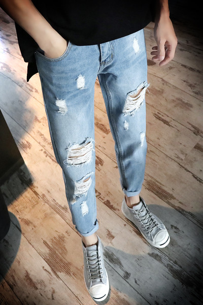 Σχισμένο τζιν κομψή ανδρών, κατάλληλα για την άνοιξη και το καλοκαίρι