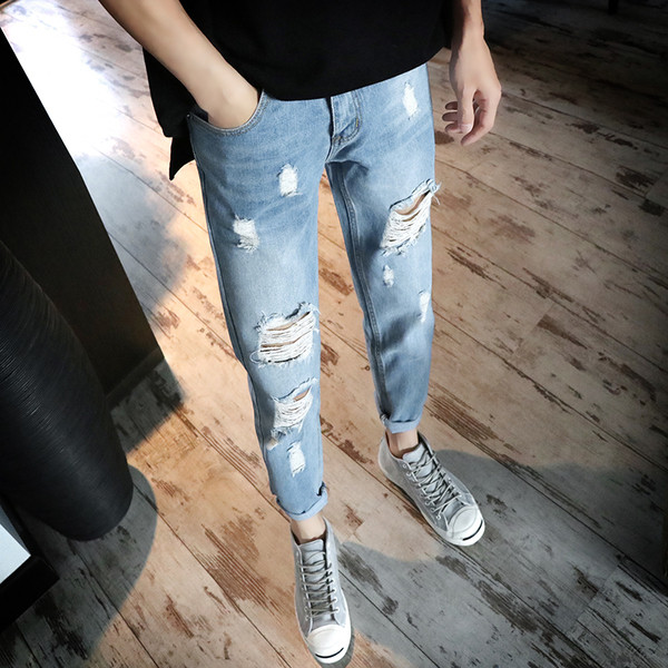 Σχισμένο τζιν κομψή ανδρών, κατάλληλα για την άνοιξη και το καλοκαίρι