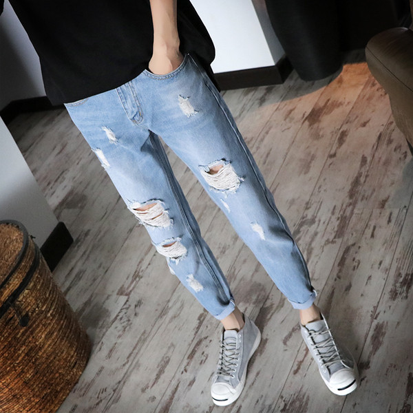 Σχισμένο τζιν κομψή ανδρών, κατάλληλα για την άνοιξη και το καλοκαίρι