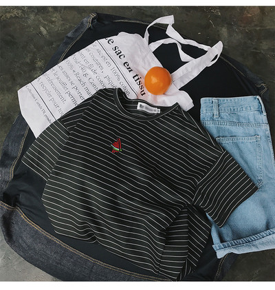 Καθημερινά ριγέ μπλούζα με μικρά broderiyka σε μαύρο και άσπρο