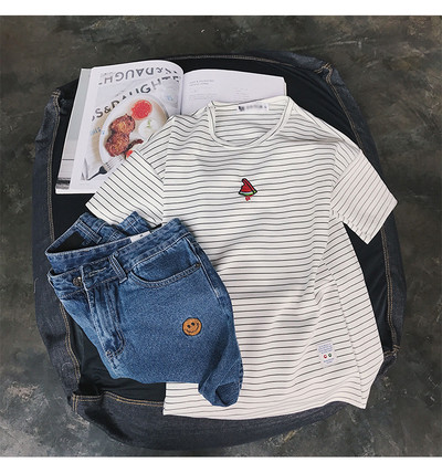 Καθημερινά ριγέ μπλούζα με μικρά broderiyka σε μαύρο και άσπρο