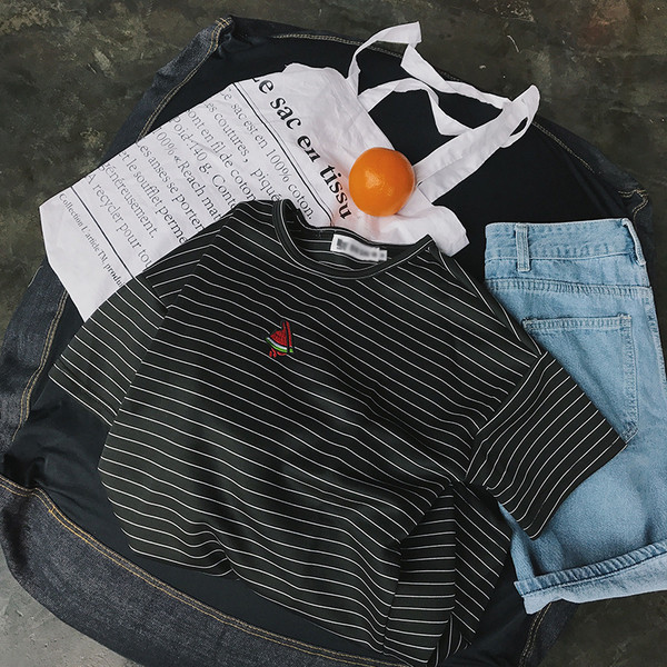 Καθημερινά ριγέ μπλούζα με μικρά broderiyka σε μαύρο και άσπρο