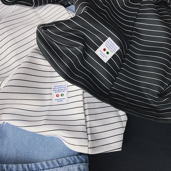 Καθημερινά ριγέ μπλούζα με μικρά broderiyka σε μαύρο και άσπρο