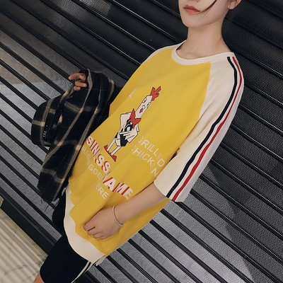 Φρέσκα ευρεία unisex T-shirt με κοντά μανίκια και πολύ ενδιαφέρουσα χρώμα aplikatsiy