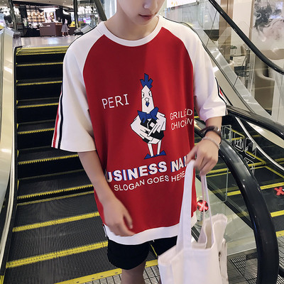 Φρέσκα ευρεία unisex T-shirt με κοντά μανίκια και πολύ ενδιαφέρουσα χρώμα aplikatsiy