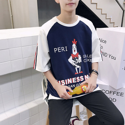 Φρέσκα ευρεία unisex T-shirt με κοντά μανίκια και πολύ ενδιαφέρουσα χρώμα aplikatsiy