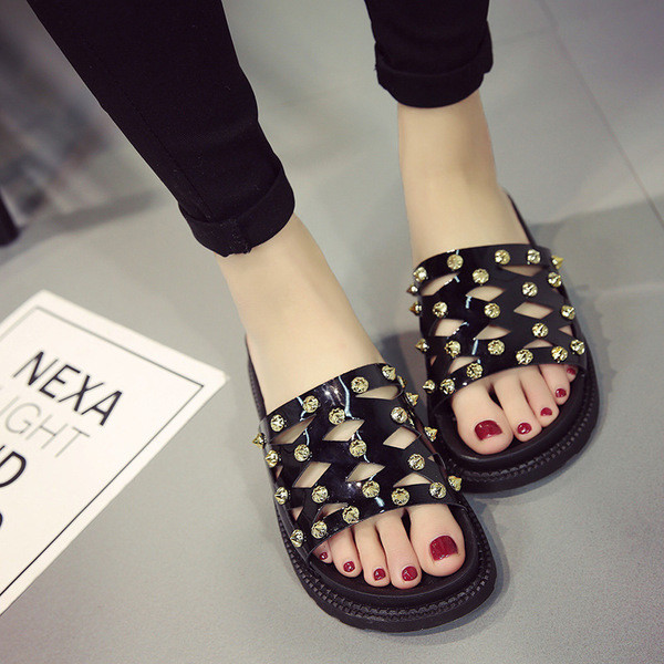 Μοντέρνα γυναικεία σανδάλια - κομμένα με διακοσμητικά μεταλλικά στοιχεία