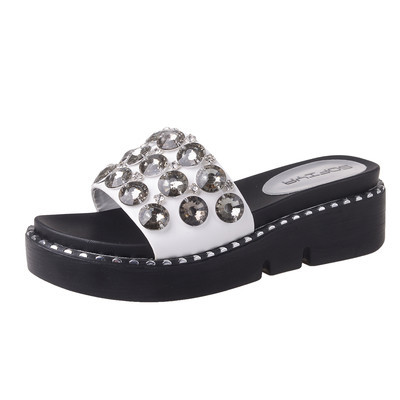 Μοντέρνες γυναικείες παντόφλες με μεγάλη πέτρινη διακόσμηση