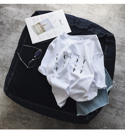 T-shirt και ενδιαφέροντα κεντήματα Ένα ενδιαφέρον μοντέλο των ανδρών