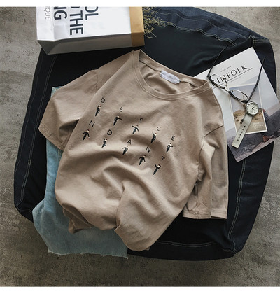 T-shirt και ενδιαφέροντα κεντήματα Ένα ενδιαφέρον μοντέλο των ανδρών