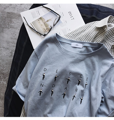 T-shirt και ενδιαφέροντα κεντήματα Ένα ενδιαφέρον μοντέλο των ανδρών