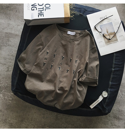 T-shirt και ενδιαφέροντα κεντήματα Ένα ενδιαφέρον μοντέλο των ανδρών