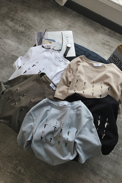 T-shirt και ενδιαφέροντα κεντήματα Ένα ενδιαφέρον μοντέλο των ανδρών