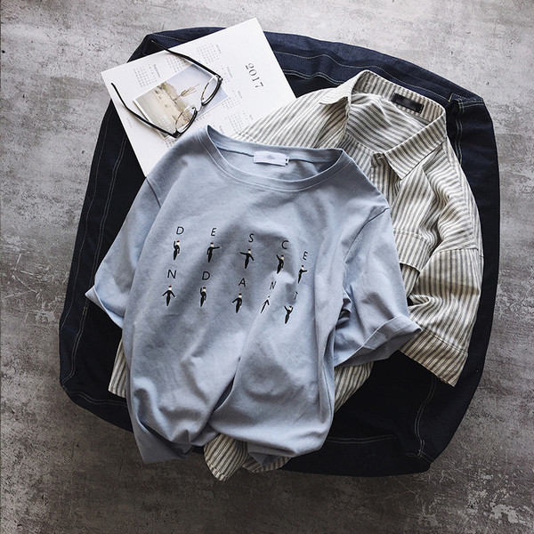 T-shirt και ενδιαφέροντα κεντήματα Ένα ενδιαφέρον μοντέλο των ανδρών