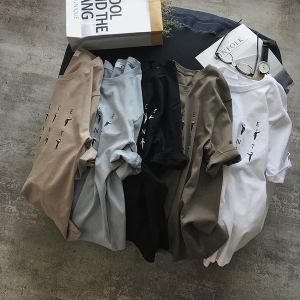 T-shirt και ενδιαφέροντα κεντήματα Ένα ενδιαφέρον μοντέλο των ανδρών