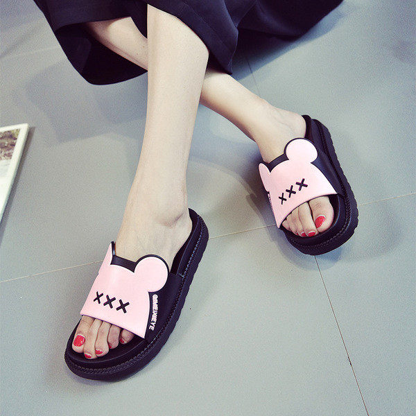 Μοντέρνες και άνετες  Γυναικείες παντόφλες σε ροζ και μαύρο χρώμα