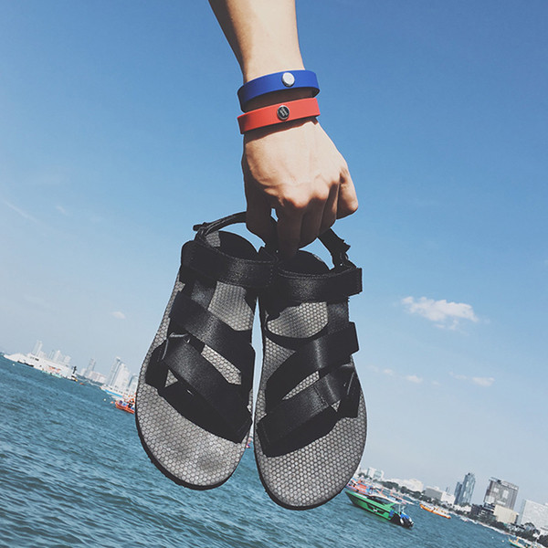 Πολύ άνετα σανδάλια ανδρών με ενδιαφέρουσες ταινίες