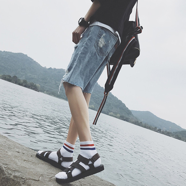 Πολύ άνετα σανδάλια ανδρών με ενδιαφέρουσες ταινίες