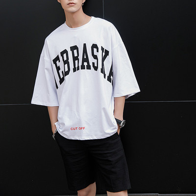 Μεγάλη αρσενικό μοντέλο ευρείας T-shirt