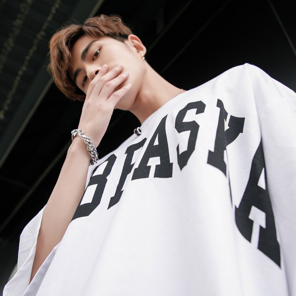 Μεγάλη αρσενικό μοντέλο ευρείας T-shirt