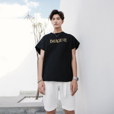 Οι άνδρες καθημερινά μεγάλη μπλούζα με κοντά μανίκια και μια επιγραφή στο στήθος - 2tsvyata