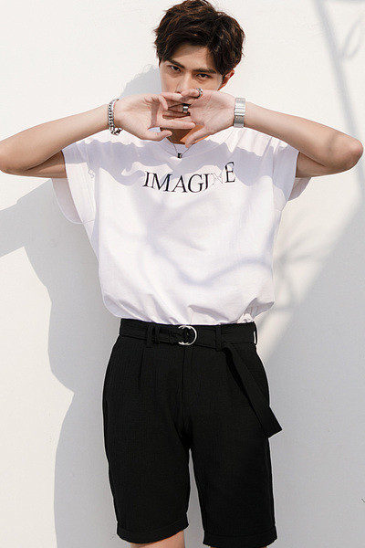 Οι άνδρες καθημερινά μεγάλη μπλούζα με κοντά μανίκια και μια επιγραφή στο στήθος - 2tsvyata