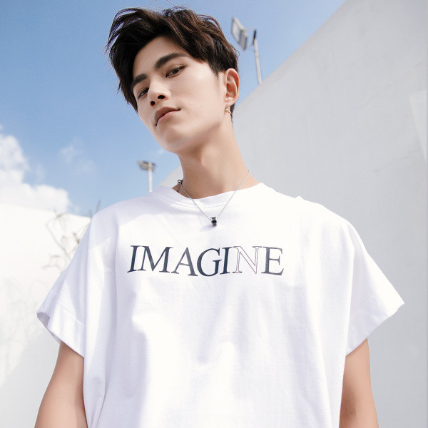 Οι άνδρες καθημερινά μεγάλη μπλούζα με κοντά μανίκια και μια επιγραφή στο στήθος - 2tsvyata