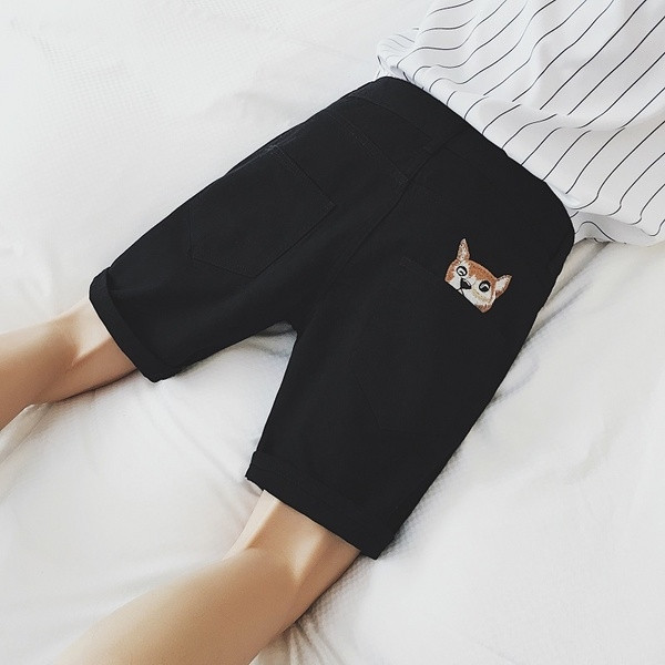 τζιν σορτς Πολλοί κομψή ανδρών με ενδιαφέρον την εφαρμογή του στην πίσω τσέπη